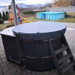 Edelstahl-Badewanne mit Schutzabdeckung | Maßanfertigung - grauer Dekor | xspa.at Edelstahl-Badewanne mit Schutzabdeckung | Maßanfertigung - grauer Dekor | xspa.at